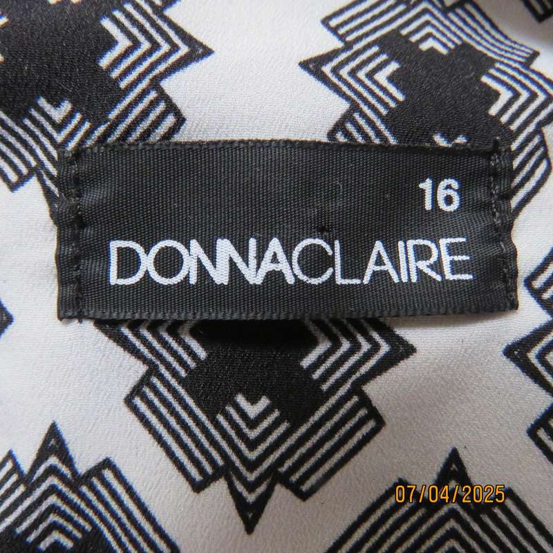 DONNA CLAIRE silk polyester shift monochrome dress. Few front pleats. Size 40. Black hemline