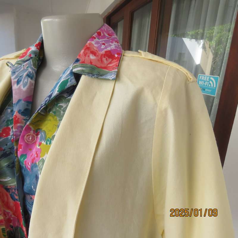 Casual IDENTIKIT daffodil yellow short sleeve 100% cotton one button jacket. Size 38-14. 2 Pockets.