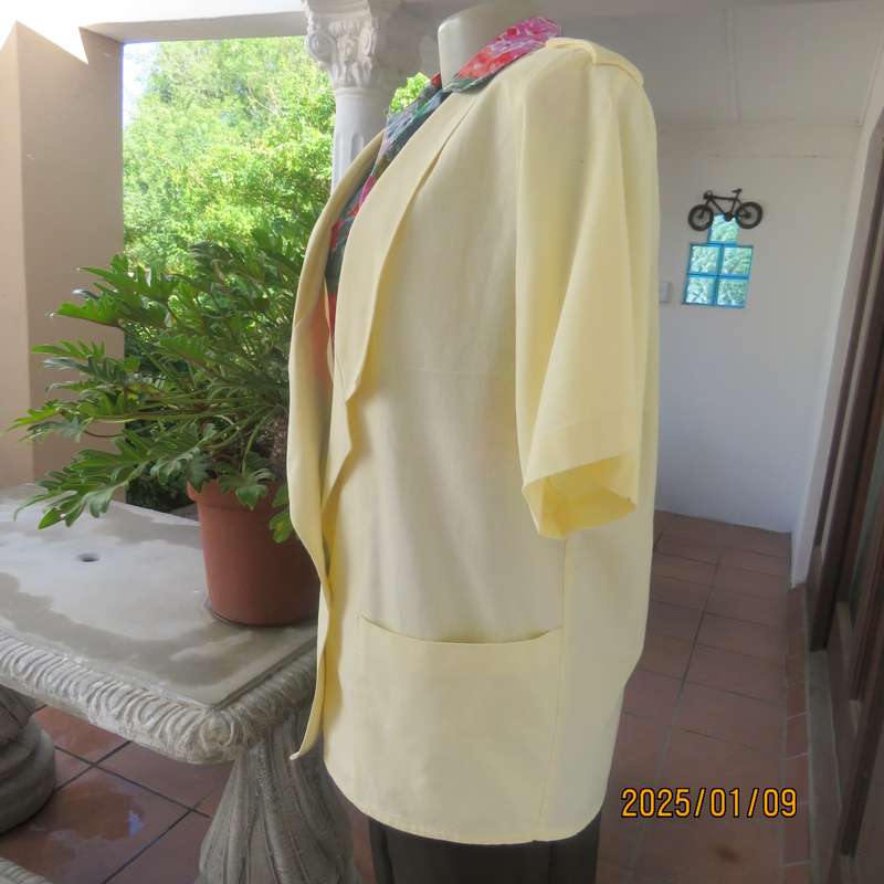 Casual IDENTIKIT daffodil yellow short sleeve 100% cotton one button jacket. Size 38-14. 2 Pockets.