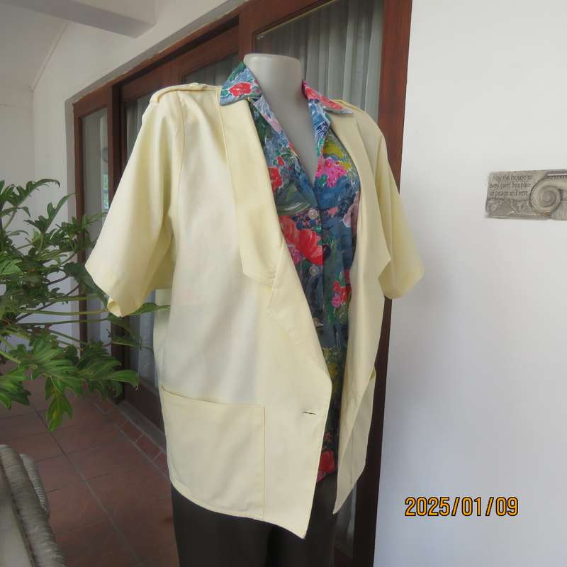 Casual IDENTIKIT daffodil yellow short sleeve 100% cotton one button jacket. Size 38-14. 2 Pockets.