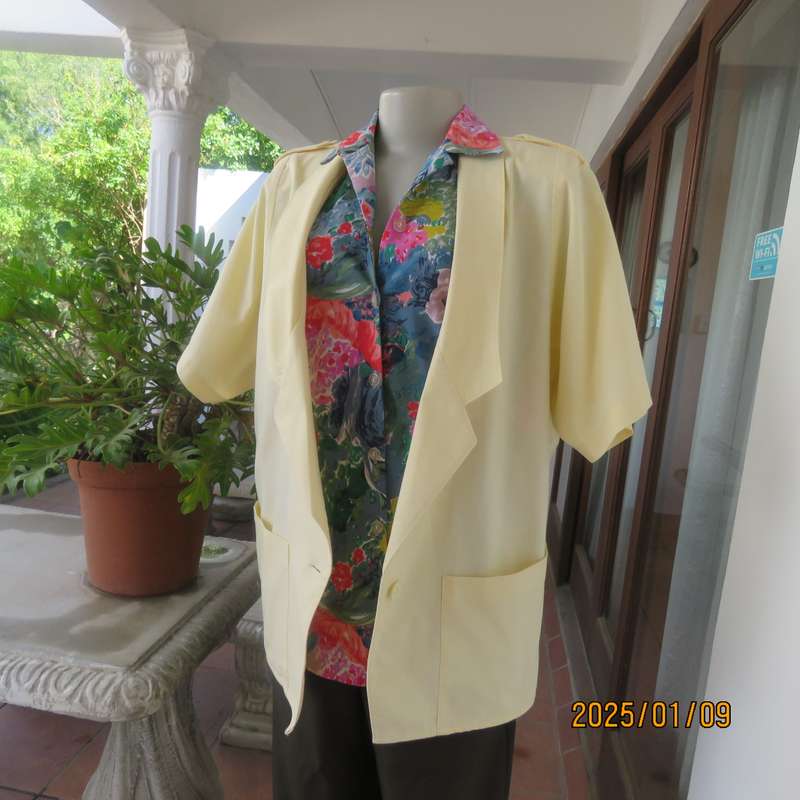 Casual IDENTIKIT daffodil yellow short sleeve 100% cotton one button jacket. Size 38-14. 2 Pockets.