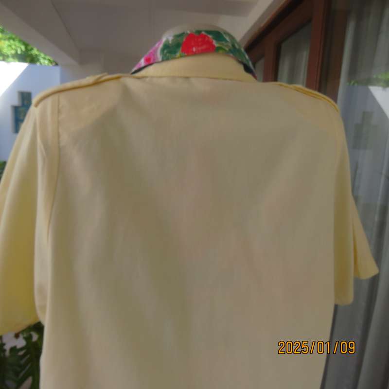 Casual IDENTIKIT daffodil yellow short sleeve 100% cotton one button jacket. Size 38-14. 2 Pockets.