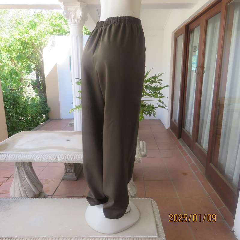 Comfy juniper green pants in 100% firm polyester. Tapered legs. Elasticated waist. Size 40. As new