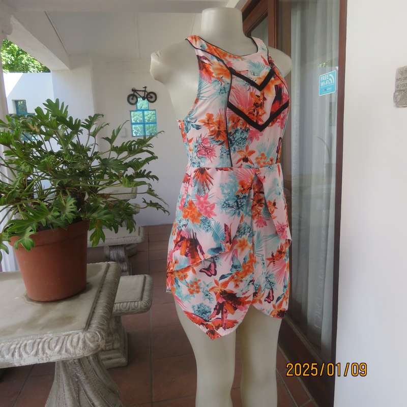 Sexy little college girl ultra mini floral dress in unique style size 34. Wear over stretch shorts.