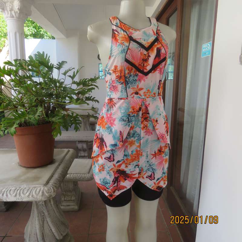 Sexy little college girl ultra mini floral dress in unique style size 34. Wear over stretch shorts.
