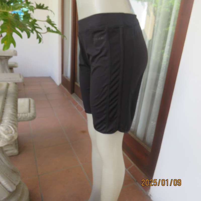 LA GEAR black polyester stretch sport pants size 40. Descent length. Mesh inlay at sides. As new con