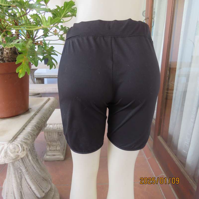 LA GEAR black polyester stretch sport pants size 40. Descent length. Mesh inlay at sides. As new con