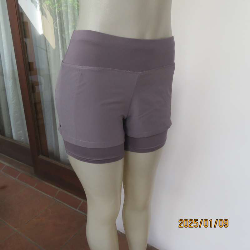 Sports short in grey polyester-spandex by MAXED size 30-32. Horizontal place zip at back. As new con