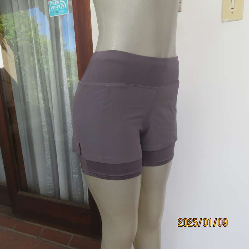 Sports short in grey polyester-spandex by MAXED size 30-32. Horizontal place zip at back. As new con