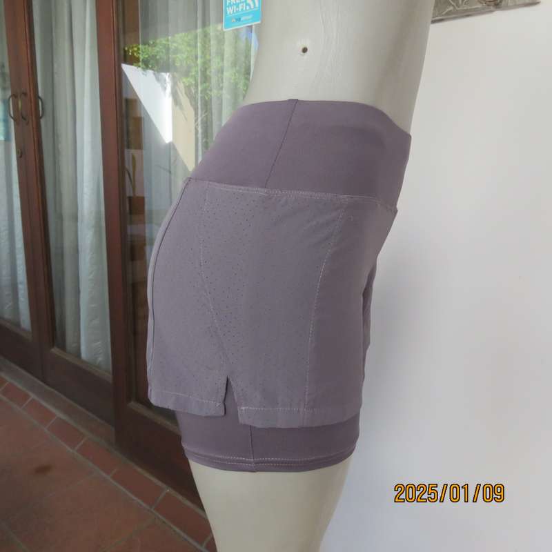 Sports short in grey polyester-spandex by MAXED size 30-32. Horizontal place zip at back. As new con