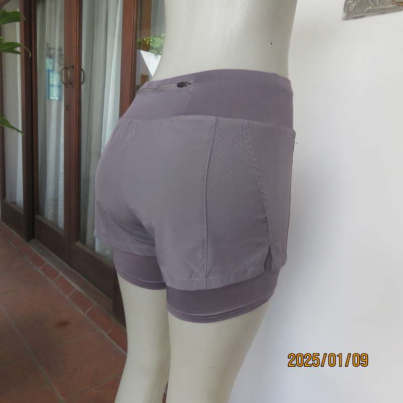 Sports short in grey polyester-spandex by MAXED size 30-32. Horizontal place zip at back. As new con