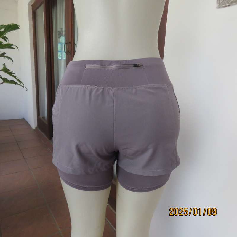 Sports short in grey polyester-spandex by MAXED size 30-32. Horizontal place zip at back. As new con