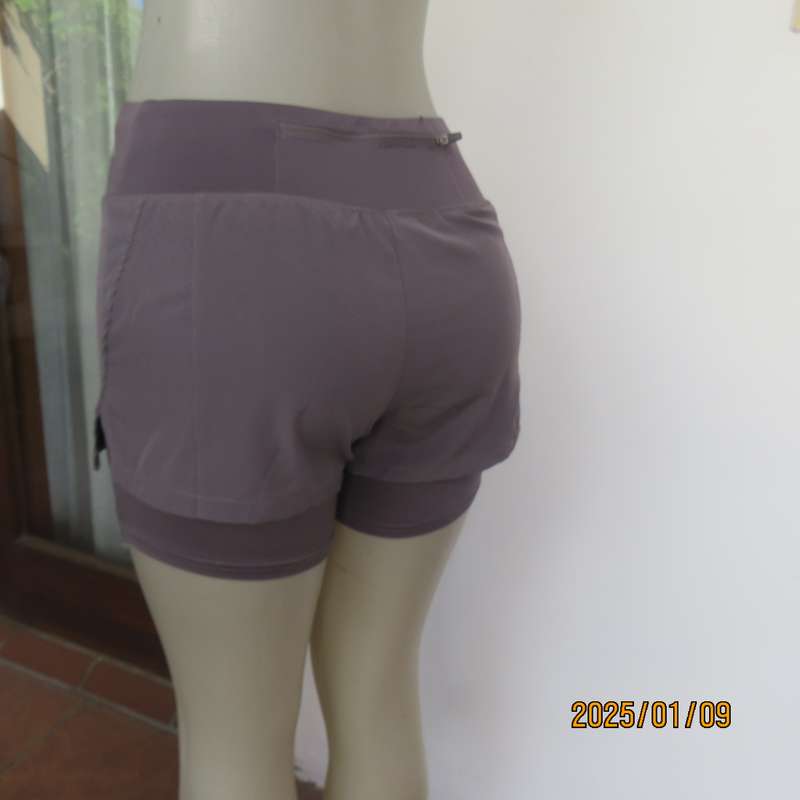 Sports short in grey polyester-spandex by MAXED size 30-32. Horizontal place zip at back. As new con