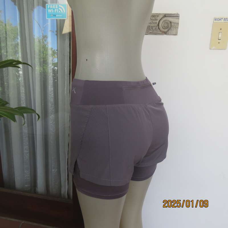 Sports short in grey polyester-spandex by MAXED size 30-32. Horizontal place zip at back. As new con