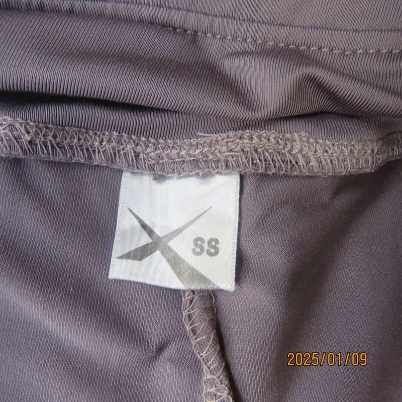 Sports short in grey polyester-spandex by MAXED size 30-32. Horizontal place zip at back. As new con