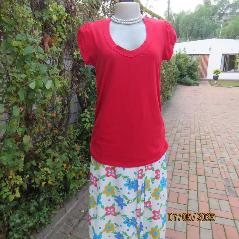 TRUWORTHS red capped sleeve slip over U neck top. Size 36. Elastic at sides.