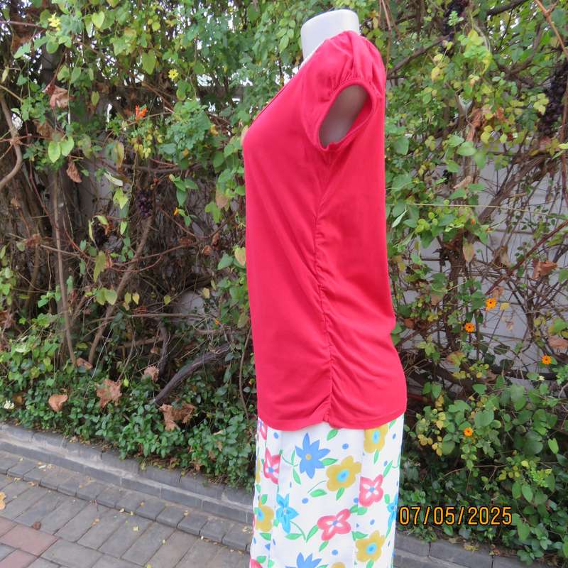 TRUWORTHS red capped sleeve slip over U neck top. Size 36. Elastic at sides.