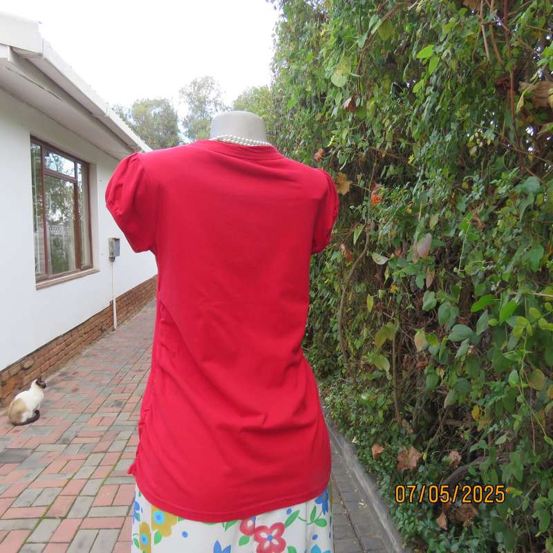 TRUWORTHS red capped sleeve slip over U neck top. Size 36. Elastic at sides.