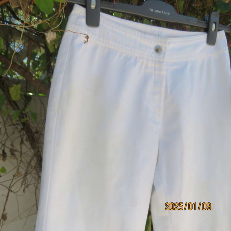 Beautiful very white WOOLWORTHS size 32-8 pants in stretch cotton. No pockets. As new condition