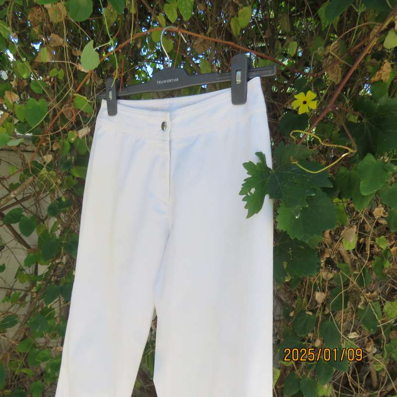 Beautiful very white WOOLWORTHS size 32-8 pants in stretch cotton. No pockets. As new condition
