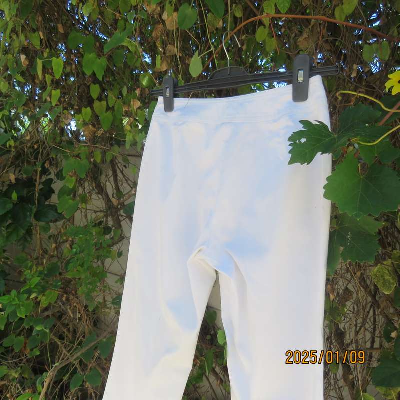 Beautiful very white WOOLWORTHS size 32-8 pants in stretch cotton. No pockets. As new condition