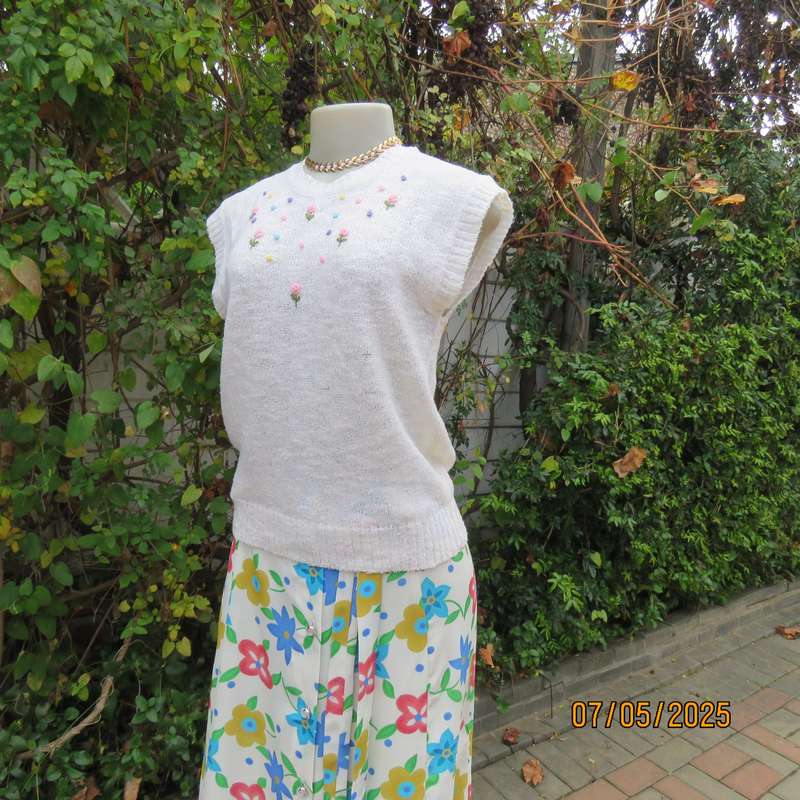 Light cream acrylic knit textured slip over sleeveless top. Front floral embroidery. Size 34