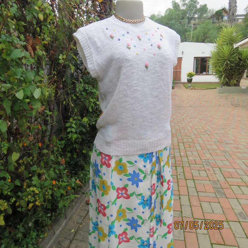 Light cream acrylic knit textured slip over sleeveless top. Front floral embroidery. Size 34