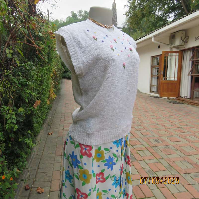 Light cream acrylic knit textured slip over sleeveless top. Front floral embroidery. Size 34