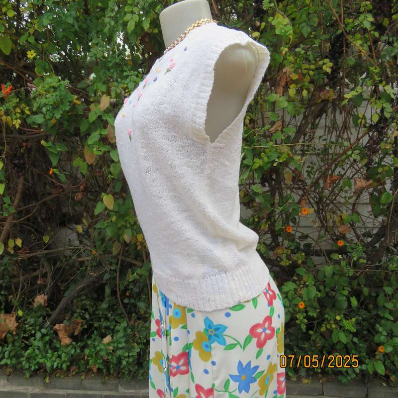 Light cream acrylic knit textured slip over sleeveless top. Front floral embroidery. Size 34