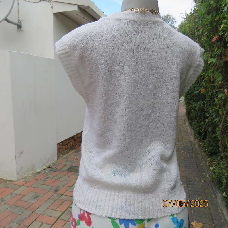 Light cream acrylic knit textured slip over sleeveless top. Front floral embroidery. Size 34