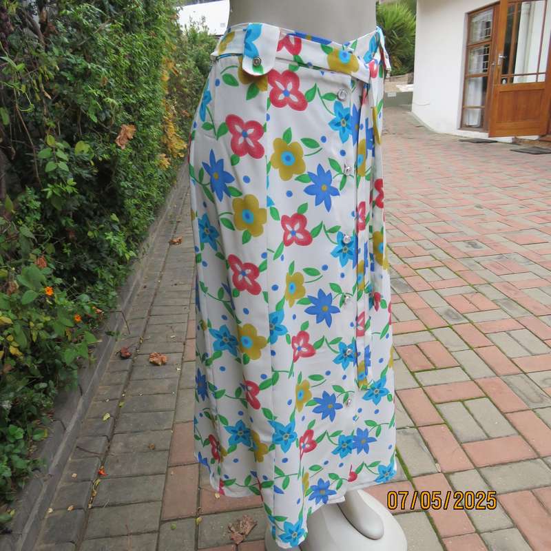 FASHIONETTE silky white polyester paneled A-line floral skirt. Elasticated back. Size 42