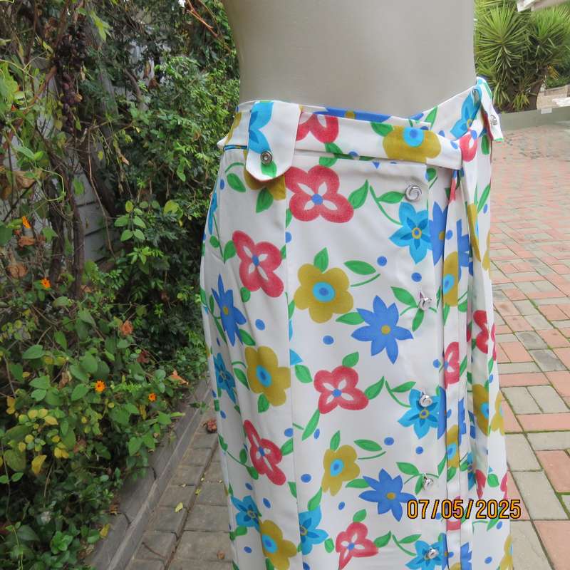 FASHIONETTE silky white polyester paneled A-line floral skirt. Elasticated back. Size 42