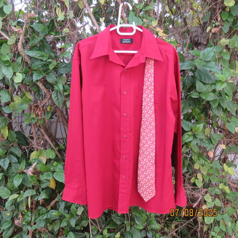 TRUWORTHS Man maroon long sleeve polycotton shirt with free tie. Size XL.