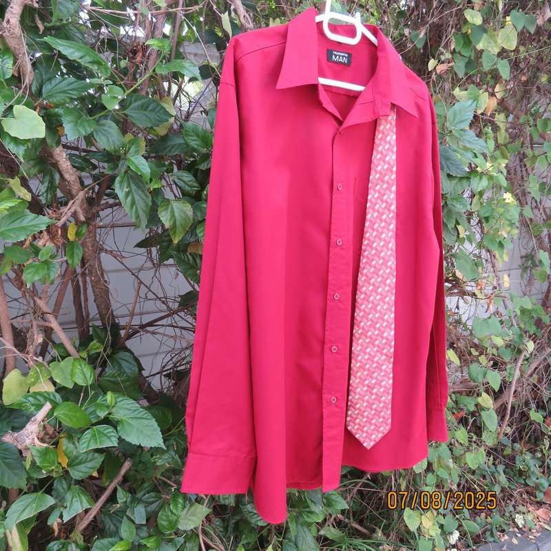 TRUWORTHS Man maroon long sleeve polycotton shirt with free tie. Size XL.