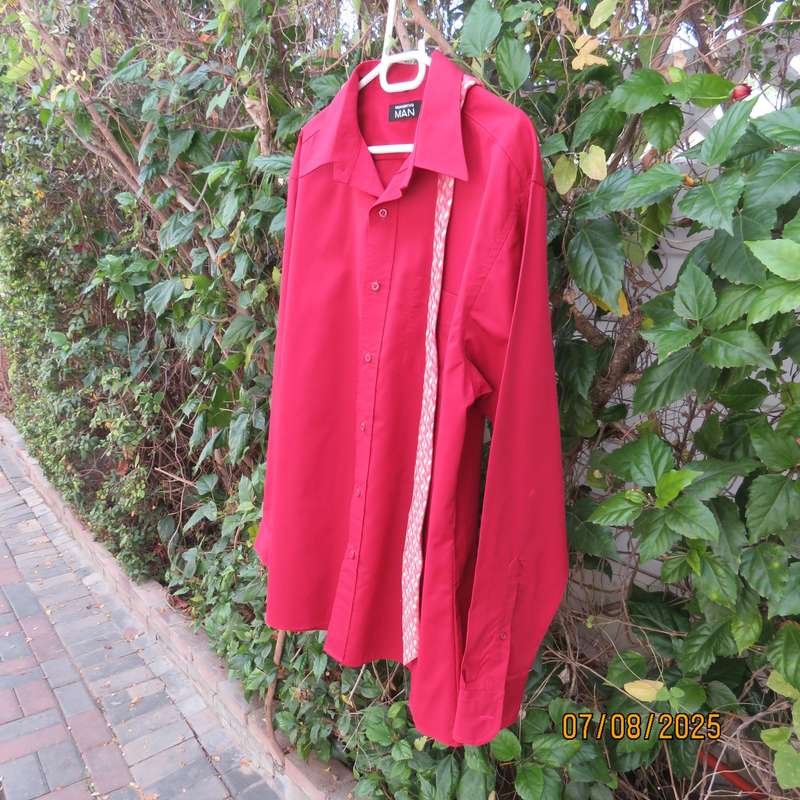 TRUWORTHS Man maroon long sleeve polycotton shirt with free tie. Size XL.