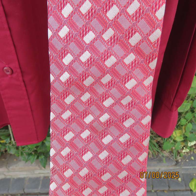 TRUWORTHS Man maroon long sleeve polycotton shirt with free tie. Size XL.