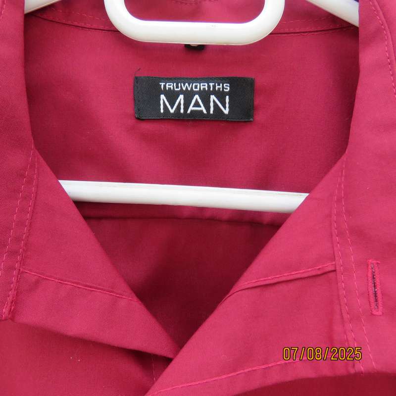 TRUWORTHS Man maroon long sleeve polycotton shirt with free tie. Size XL.