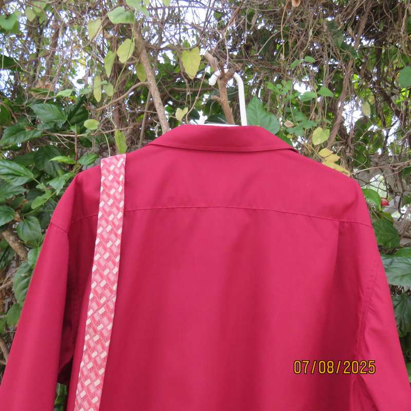 TRUWORTHS Man maroon long sleeve polycotton shirt with free tie. Size XL.