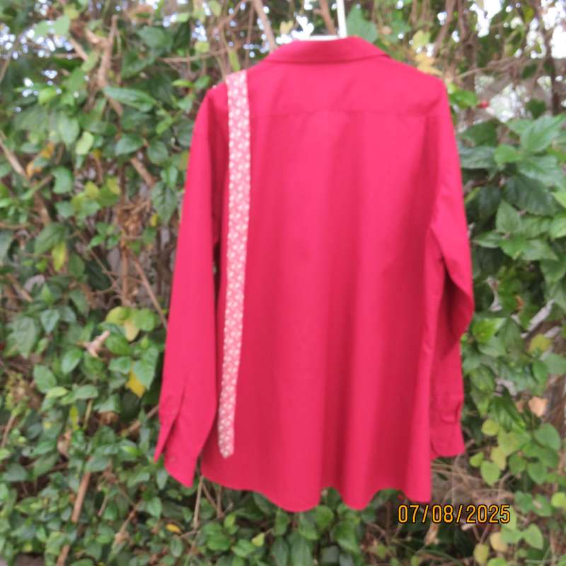 TRUWORTHS Man maroon long sleeve polycotton shirt with free tie. Size XL.