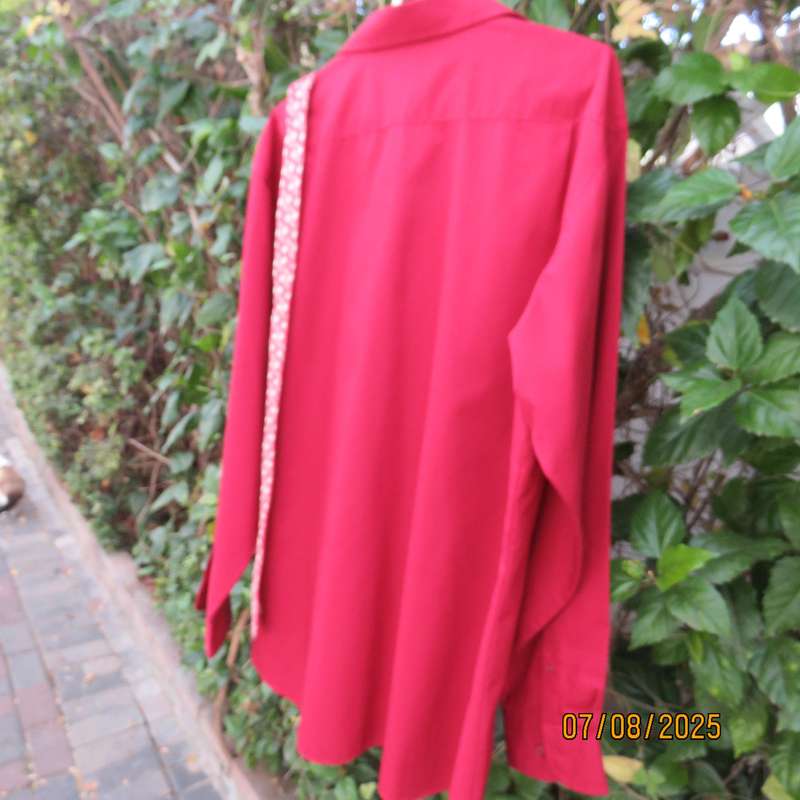 TRUWORTHS Man maroon long sleeve polycotton shirt with free tie. Size XL.