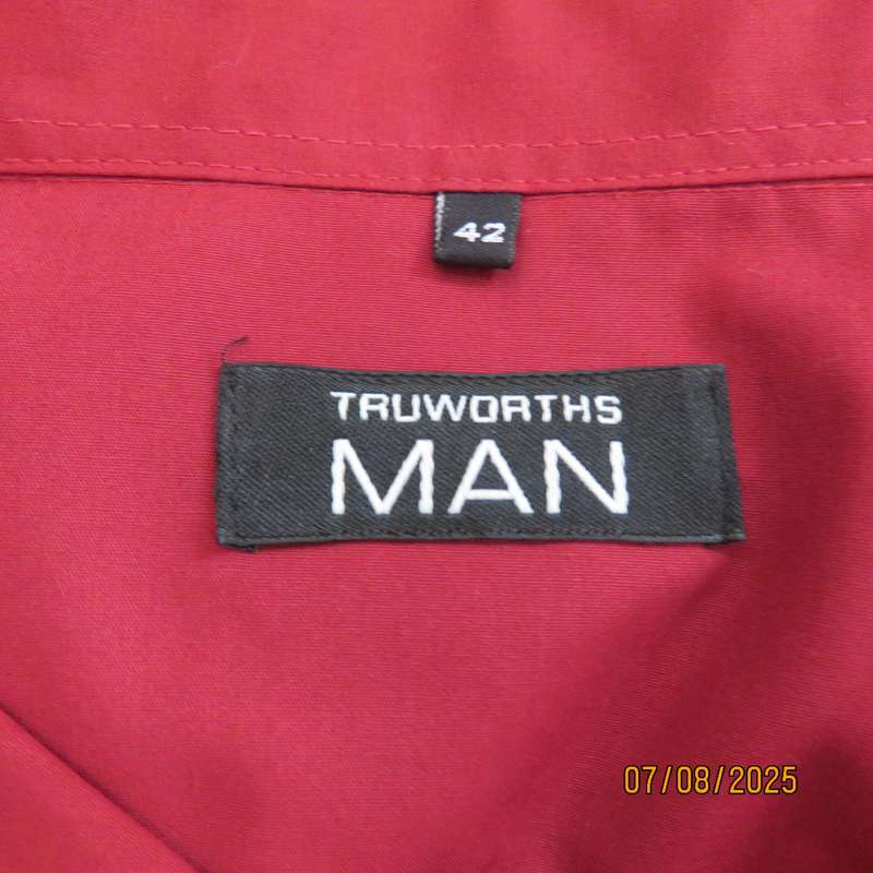 TRUWORTHS Man maroon long sleeve polycotton shirt with free tie. Size XL.