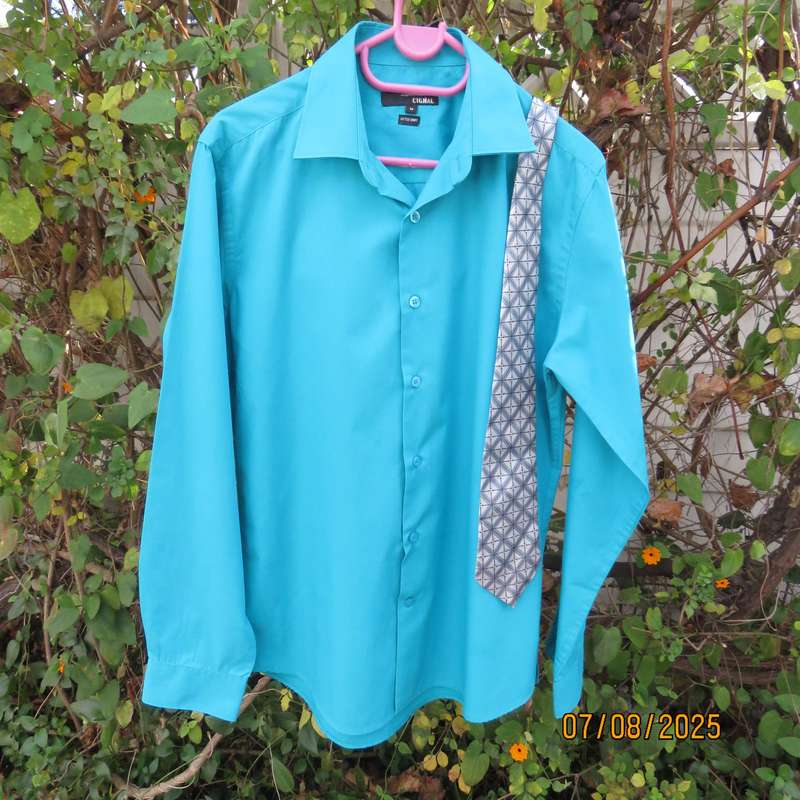 CIGNAL jade blue long sleeve polycotton men's shirt size Medium. Free necktie.