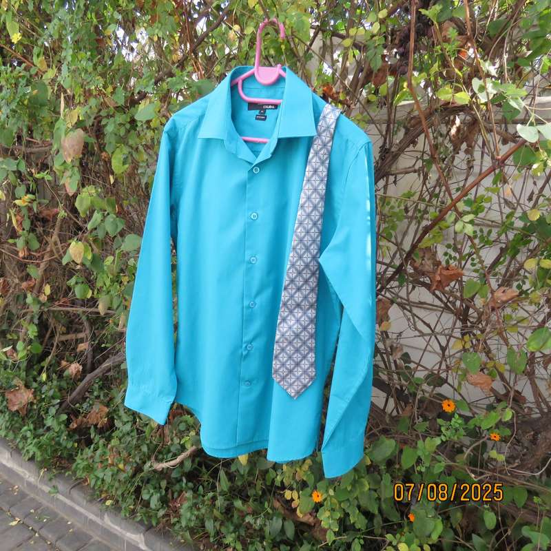 CIGNAL jade blue long sleeve polycotton men's shirt size Medium. Free necktie.
