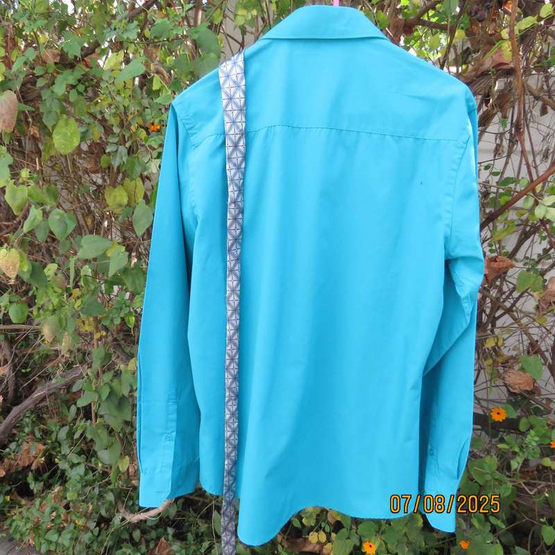 CIGNAL jade blue long sleeve polycotton men's shirt size Medium. Free necktie.