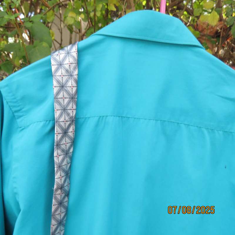 CIGNAL jade blue long sleeve polycotton men's shirt size Medium. Free necktie.