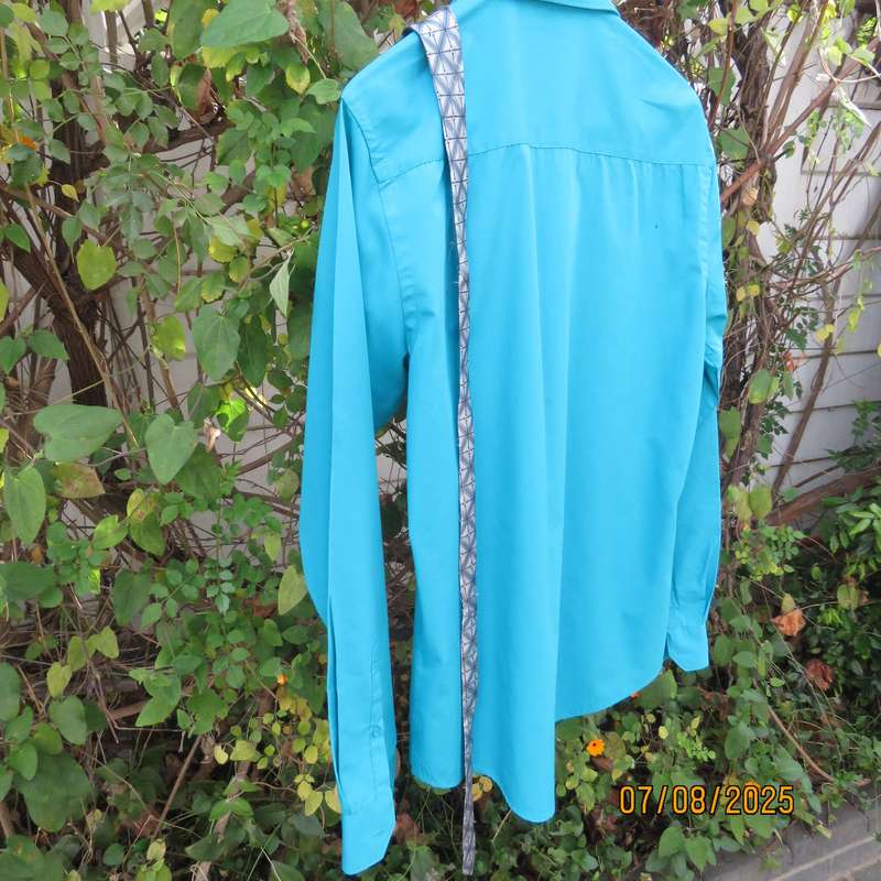 CIGNAL jade blue long sleeve polycotton men's shirt size Medium. Free necktie.