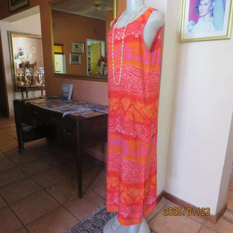 Cool cheerful maxi sleeveless 100% viscose dress in horizontal pattern lines. Size 37.Orange-crimson