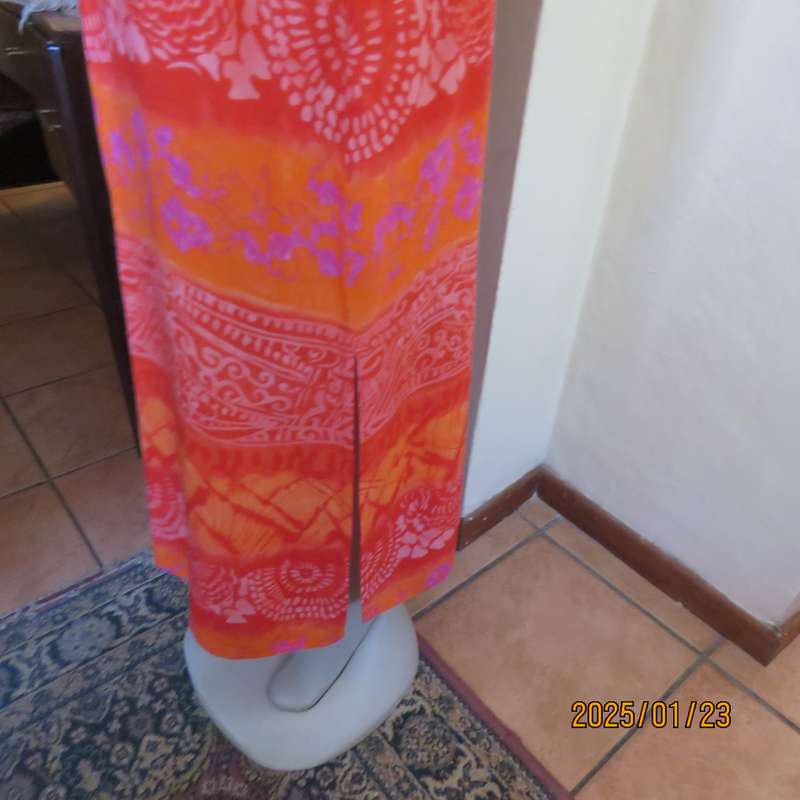 Cool cheerful maxi sleeveless 100% viscose dress in horizontal pattern lines. Size 37.Orange-crimson