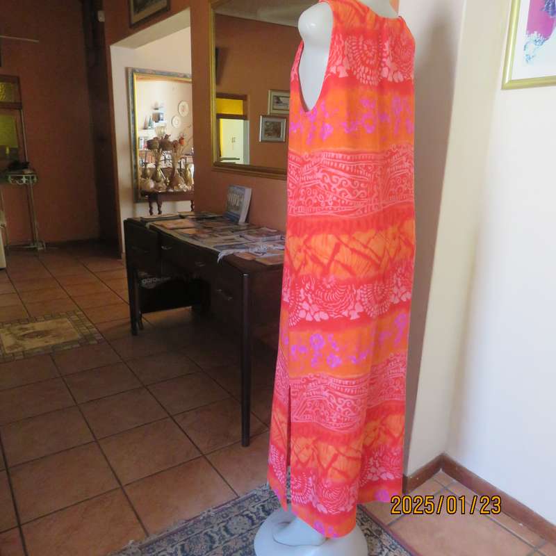Cool cheerful maxi sleeveless 100% viscose dress in horizontal pattern lines. Size 37.Orange-crimson