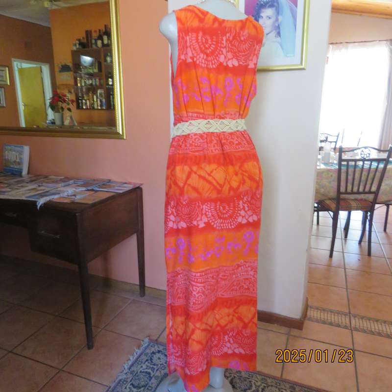 Cool cheerful maxi sleeveless 100% viscose dress in horizontal pattern lines. Size 37.Orange-crimson